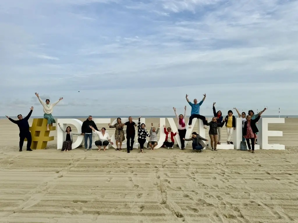 Les participants d'une édition de l'Académie d'été sur la plage de Deauville