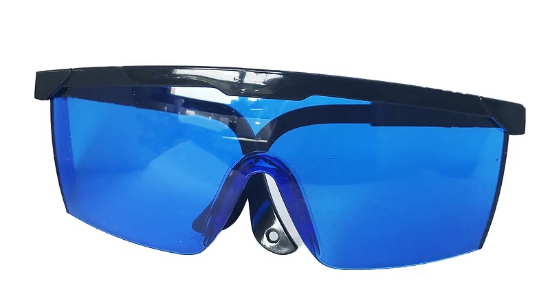 Les lunettes de protection laser fournies avec l'appareil