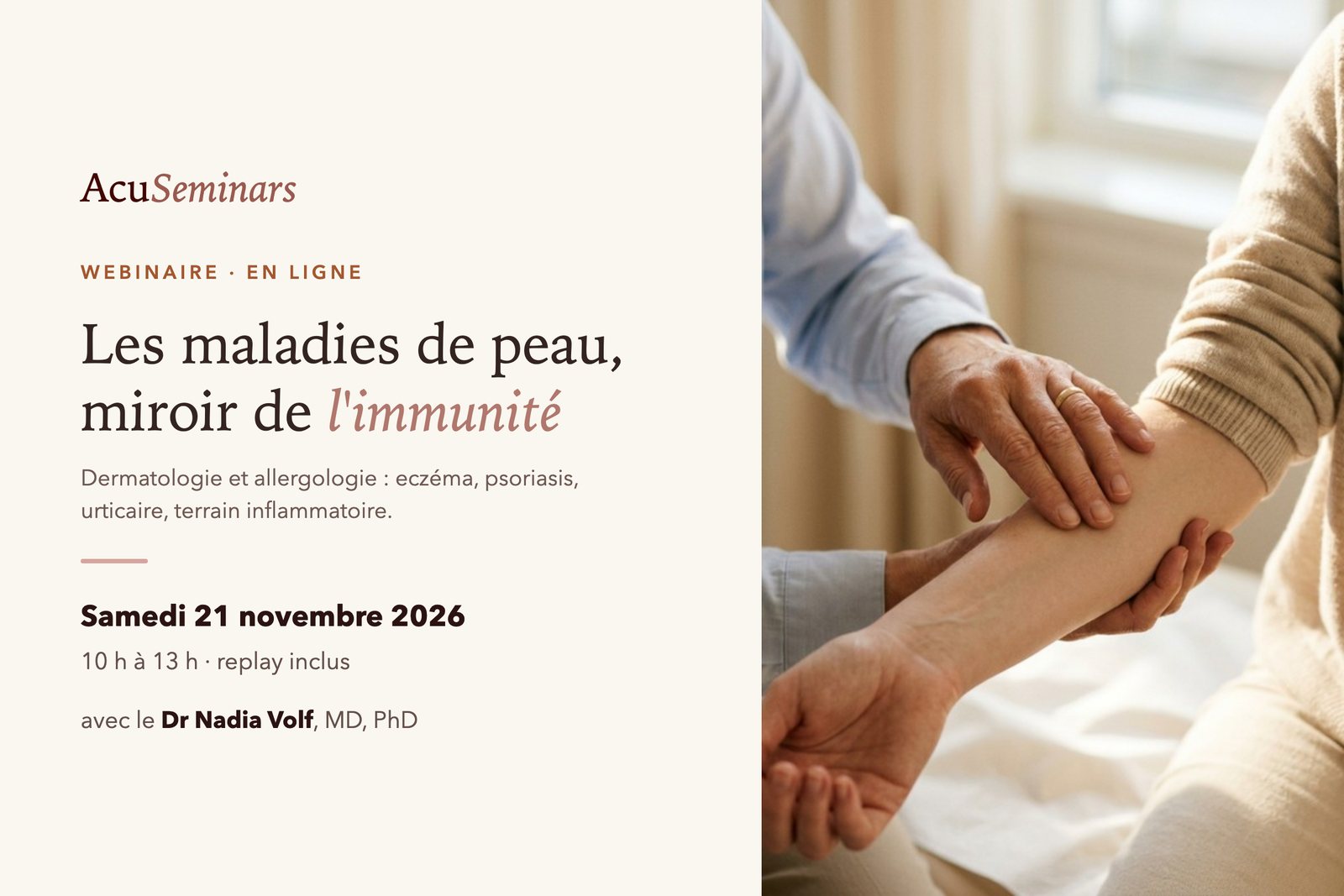 Panneau d'annonce du webinaire « Les maladies de peau, miroir de l'immunité », samedi 21 novembre 2026 de 10 h à 13 h, replay inclus, avec le Dr Nadia Volf ; à droite, les mains d'un praticien examinent l'avant-bras d'un patient dans la lumière d'une fenêtre.